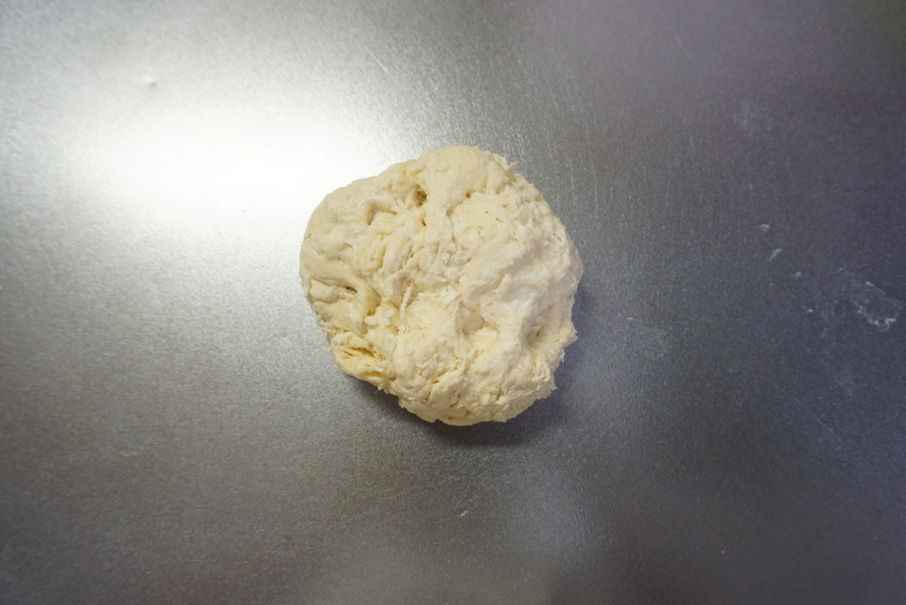 ひとまとめになったところで台に出します。