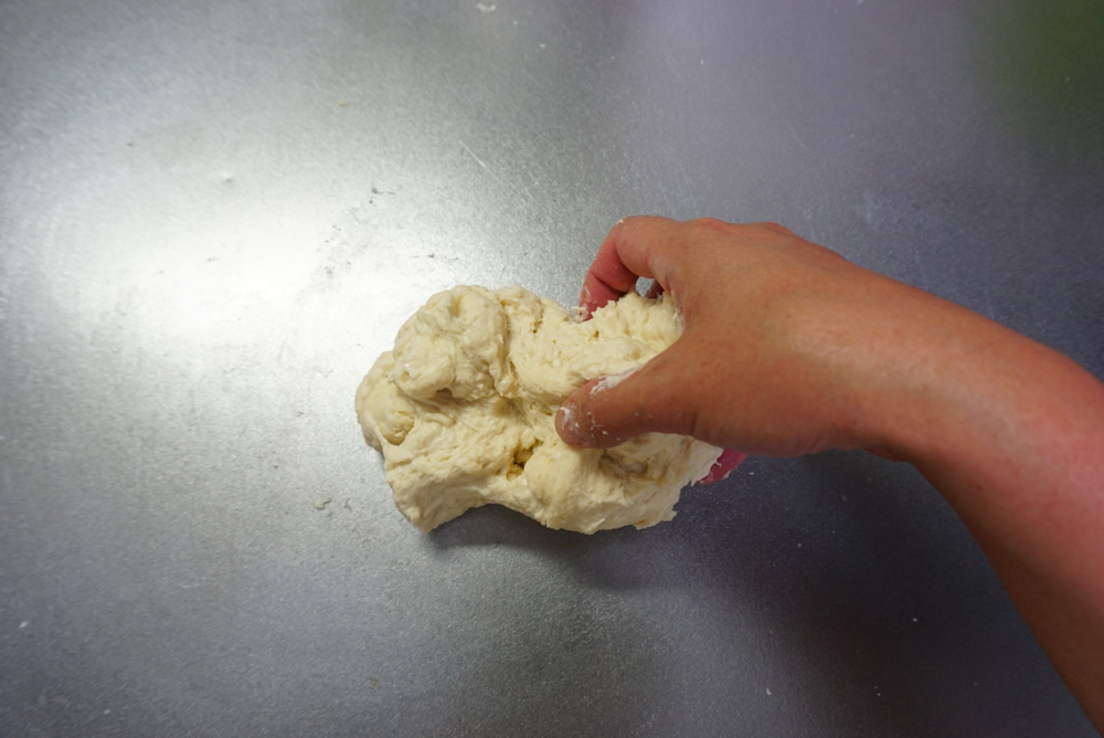 生地の端をつかんで、台に打ち付けます。約3分繰り返します。