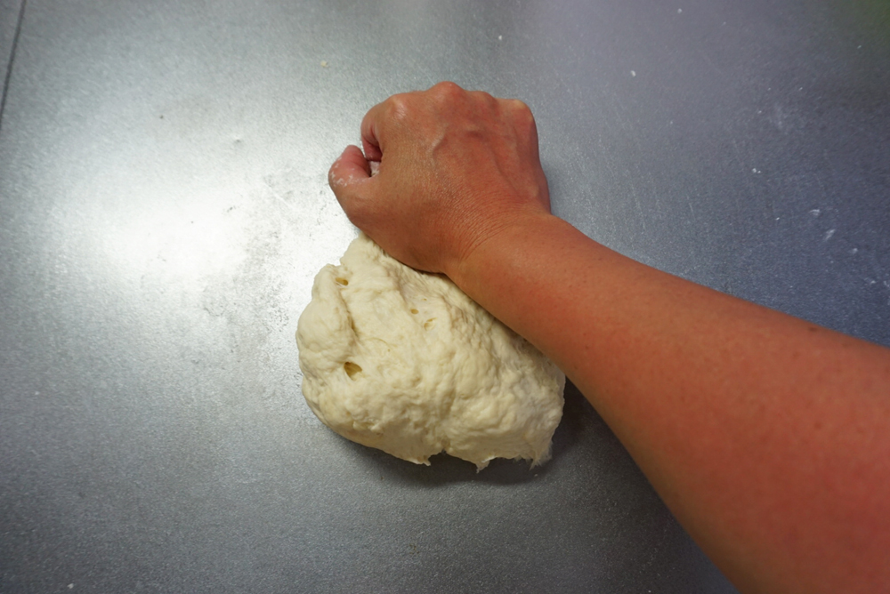 生地を台に押し伸ばすようにして捏ねます。約8分繰り返します。