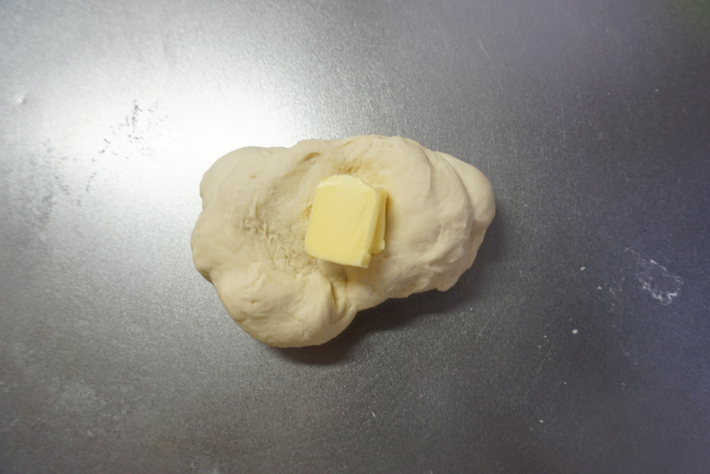 バターを加えます。表面のテカリが消え、しっとりするまで約5分捏ねます。