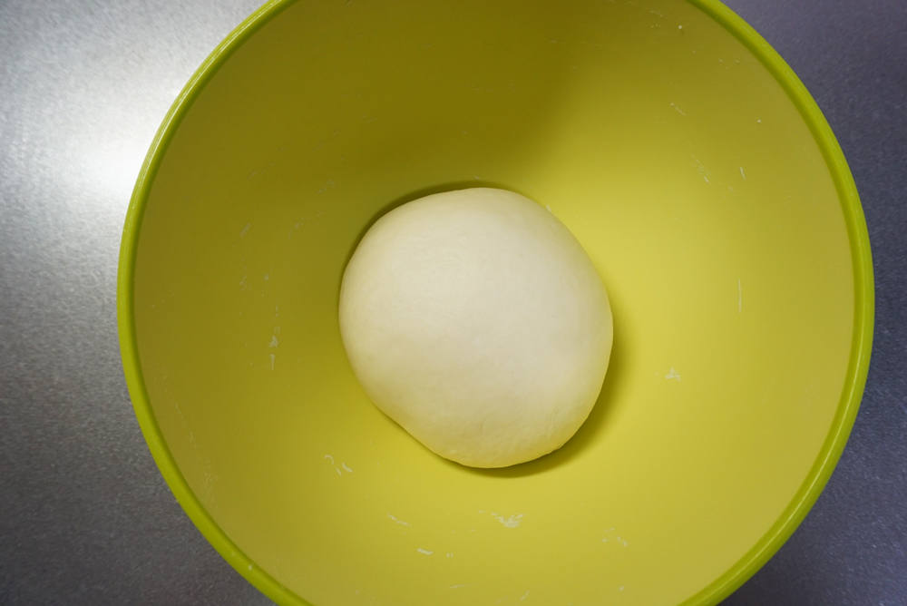 丸めて閉じ目を下にして、ボウルに入れます。