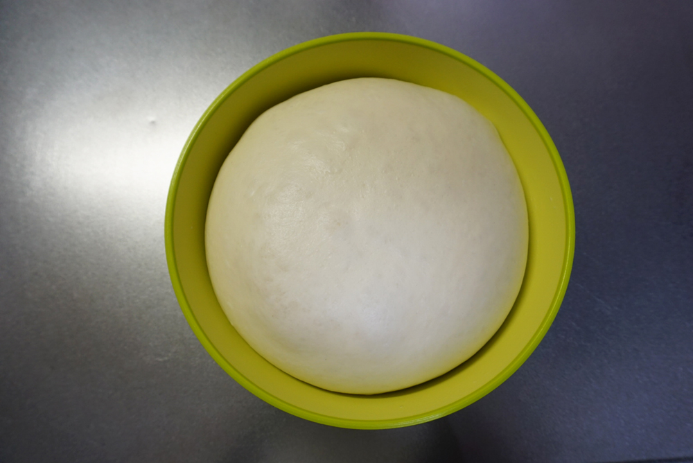 インスタントドライイーストを使った一次発酵よりも大きく発酵させるのがポイントです。