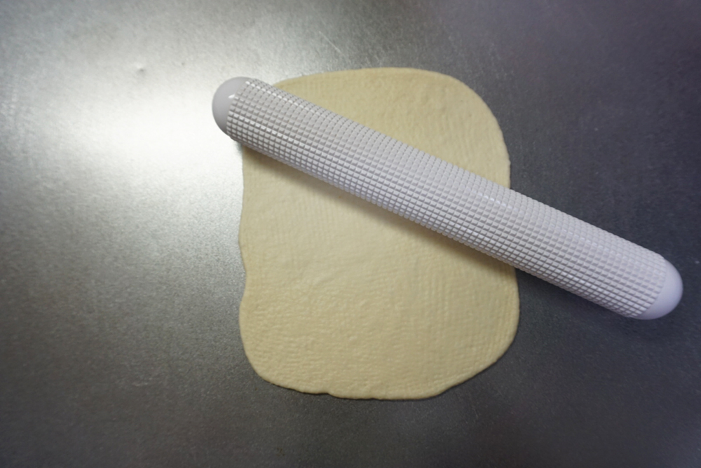 生地を横15cm×縦20cm程度の長方形に伸ばします。