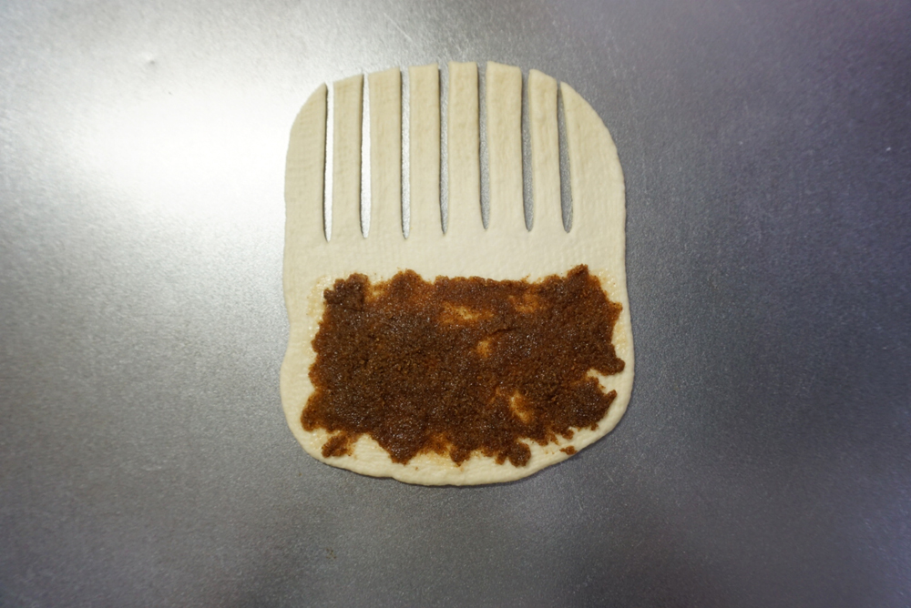 全体の三分の二ぐらい、上部に6か所の切込みを入れます。下部にはシナモンパウダーを塗ります。