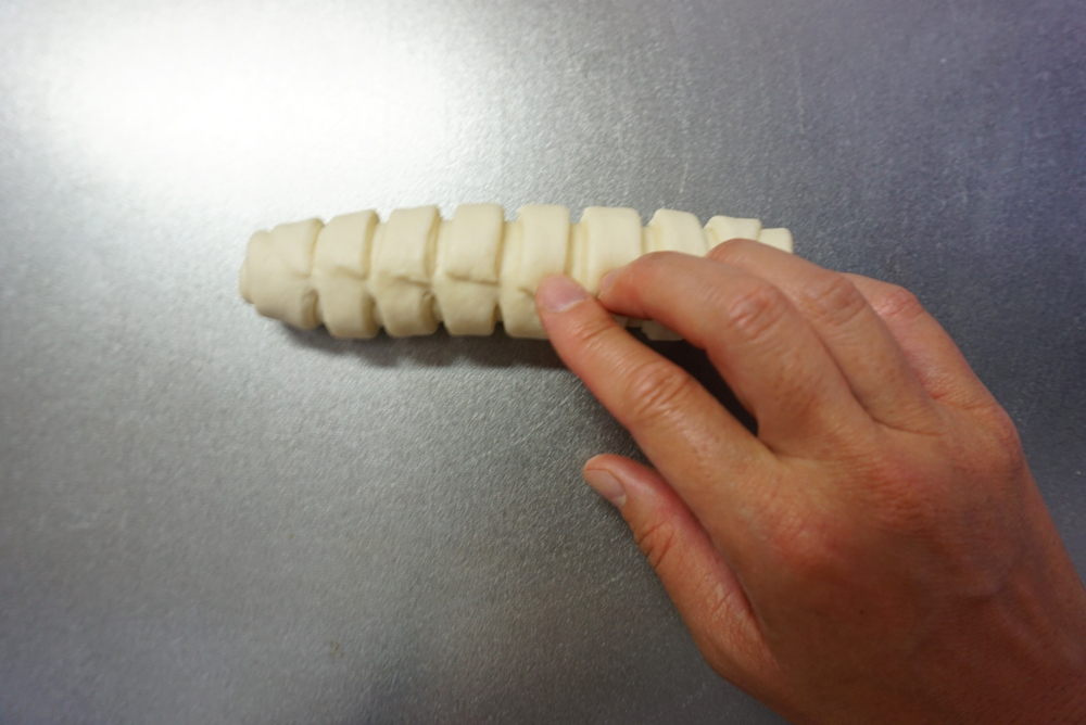 切れ込みを入れた部分の端を、軽く押さえて閉じておきます。