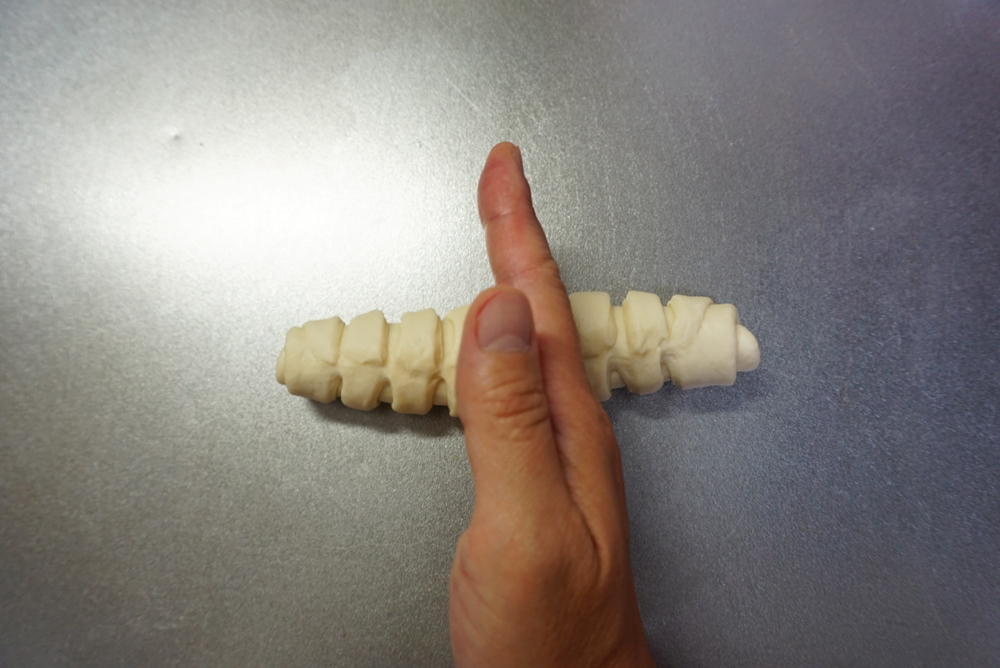 中央を押します。こうすることで円にしたときに太さが均一になります。