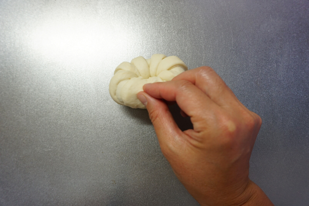 端と端を付けて、閉じ目を閉じます。