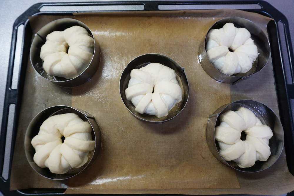 【二次発酵】袋をして、暖かいところで生地が1.5倍になるまで置きます。