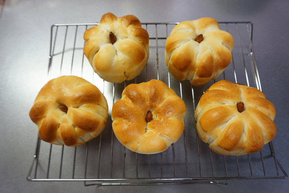 190℃のオーブンで16分焼きます。 ケーキクーラーなどに乗せて粗熱を取ります。