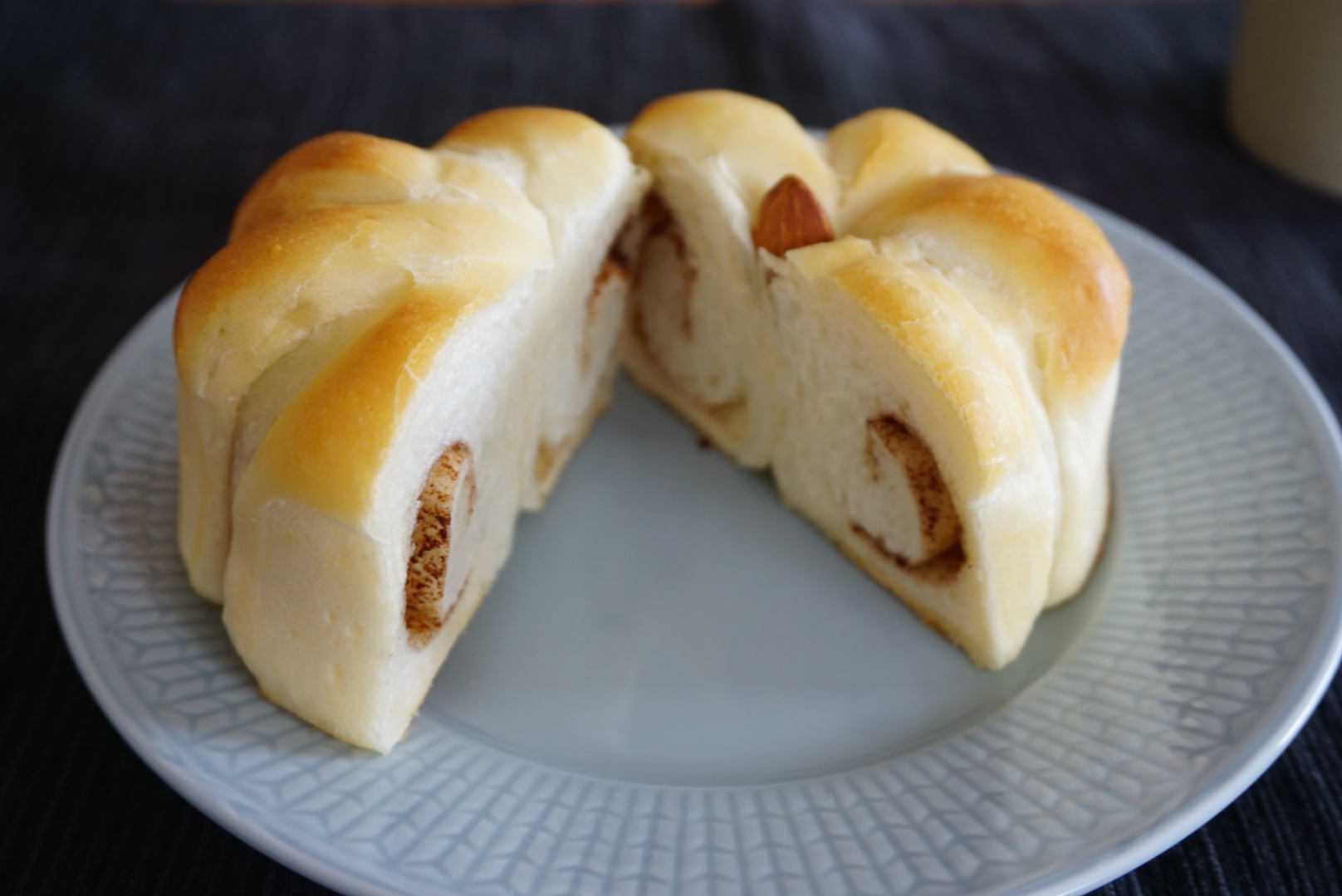 セルクルの大きさによって表情が変わります。 7cmセルクルの場合は6等分にしてください。