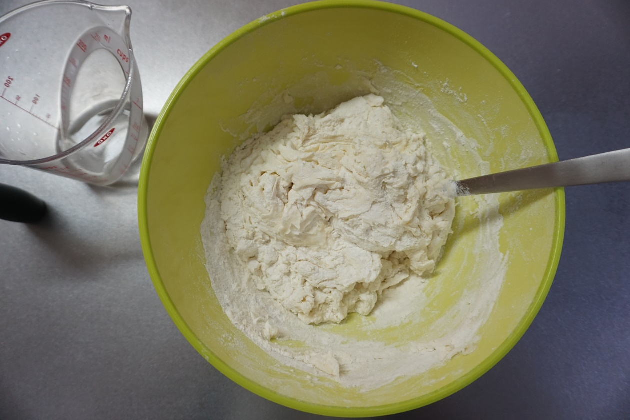 ボウルに水を9割入れ、スプーンや菜箸で混ぜます。