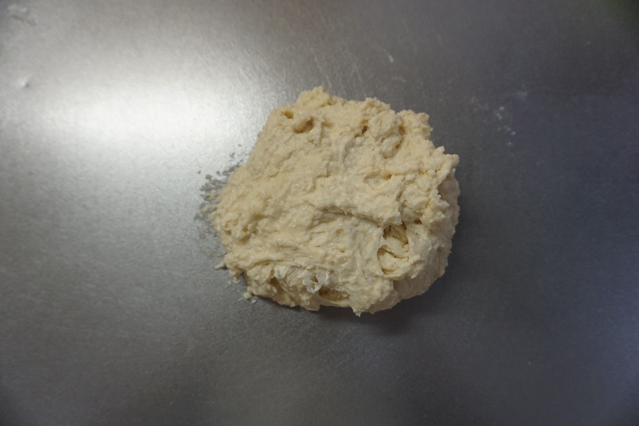 ある程度生地がまとまったところで捏ね台に出します。