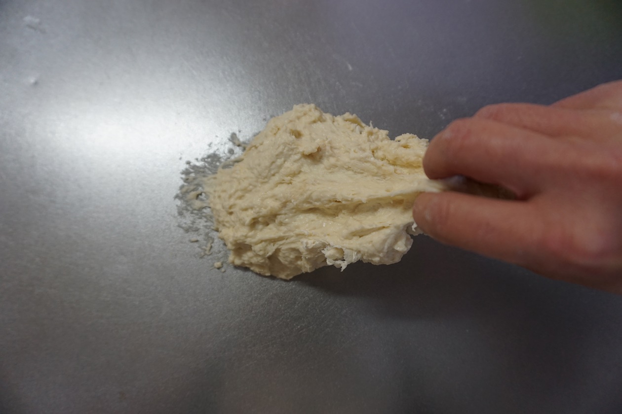 生地をつかんでは台に叩きつける、を3分程度繰り返します。