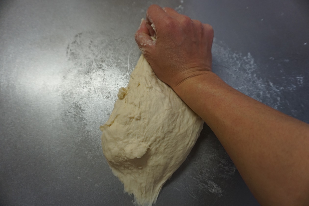 7分ぐらい台にこすり付けるように捏ねます。