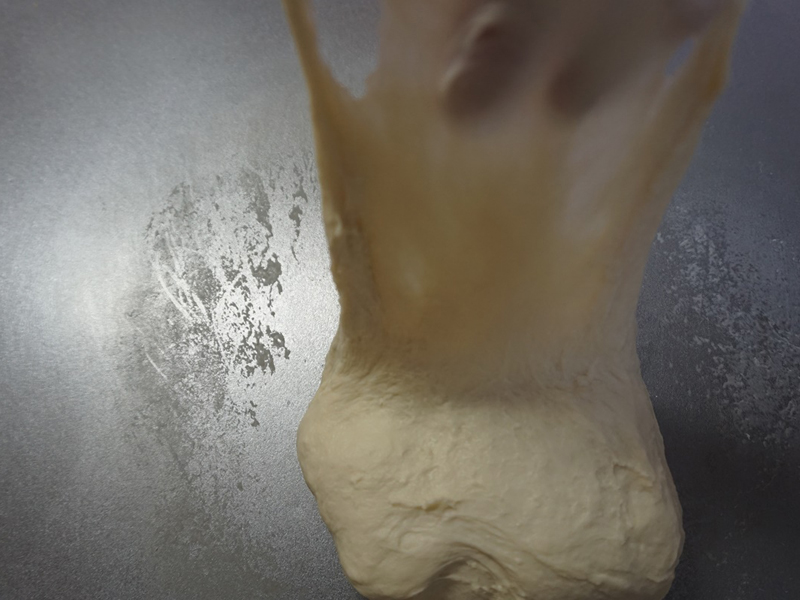 グルテン膜が形成され、引っ張ると薄く生地が伸びます。