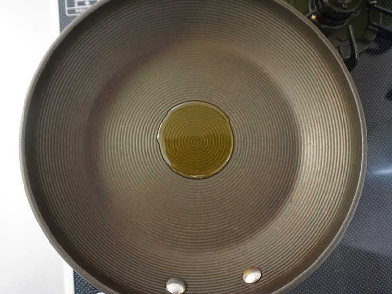 【準備】 ベーコン、チーズは1cmぐらいに切ります。 玉ねぎは荒みじんにします。