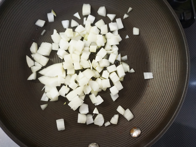 玉ねぎを入れ、弱火で放置します。