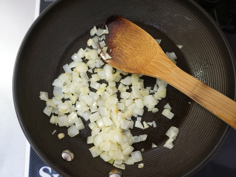 ジューッと音がしてきたところでかき回します。