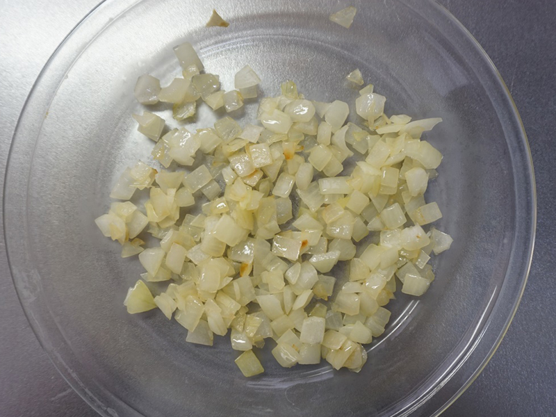 しんなりしたところで火を止め、お皿にあけて冷まします。