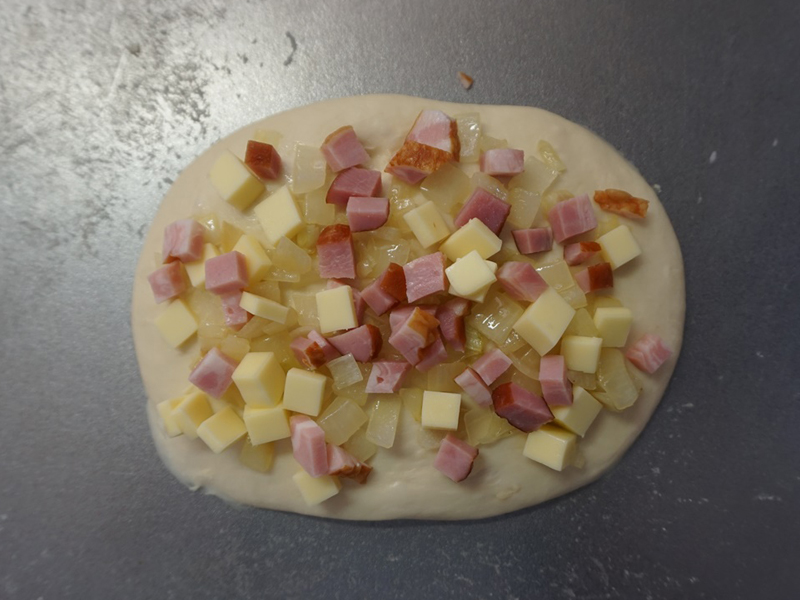 炒めた玉ねぎ、ベーコン、チーズを3分の1のせます。