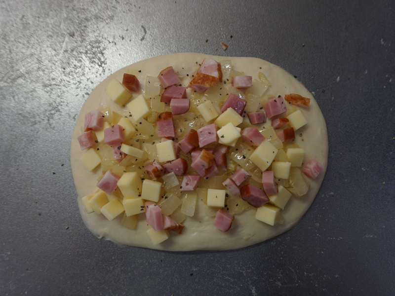 ブラックペッパーを振ります。