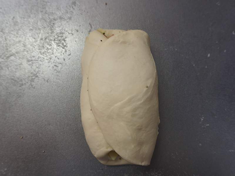 左右から生地を折ります。