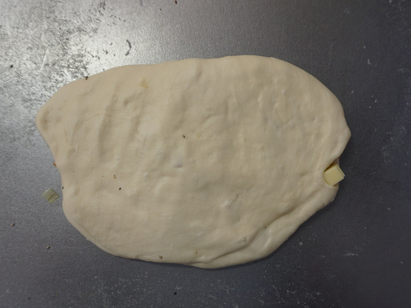 90度回転し、長方形に広げ、13～15をあと2回繰り返します。