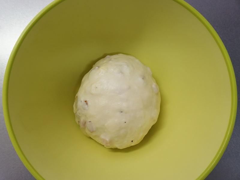 生地の表面がつっぱるように丸め、とじ目を下にしてボウルに入れます。