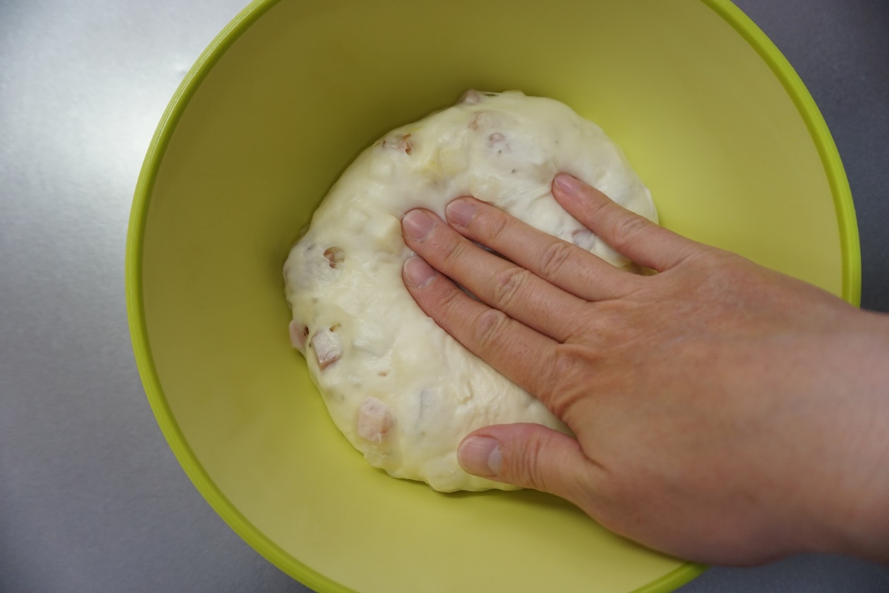 パンチ（1）：生地の空気を抜くように、手のひらで優しく押します。