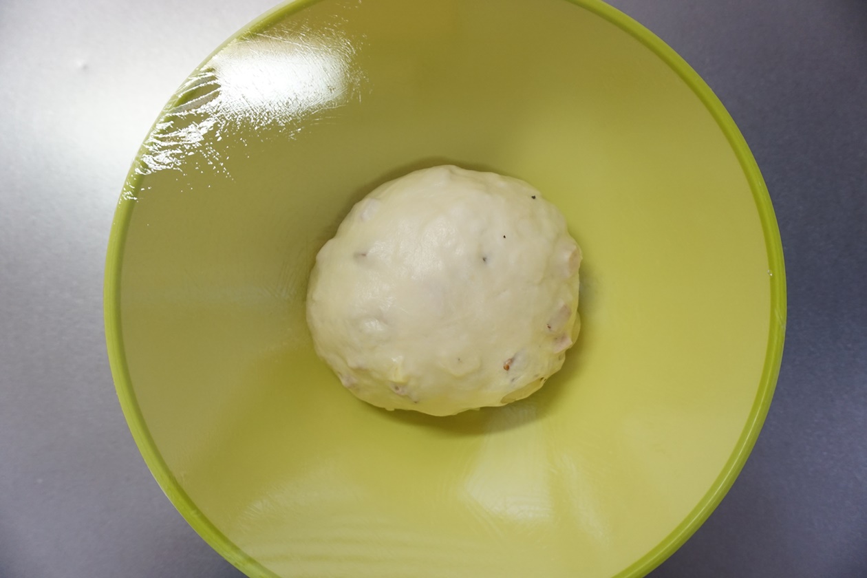 ベンチタイム：生地をまとめ直し、乾燥しないようにして15分休ませます。