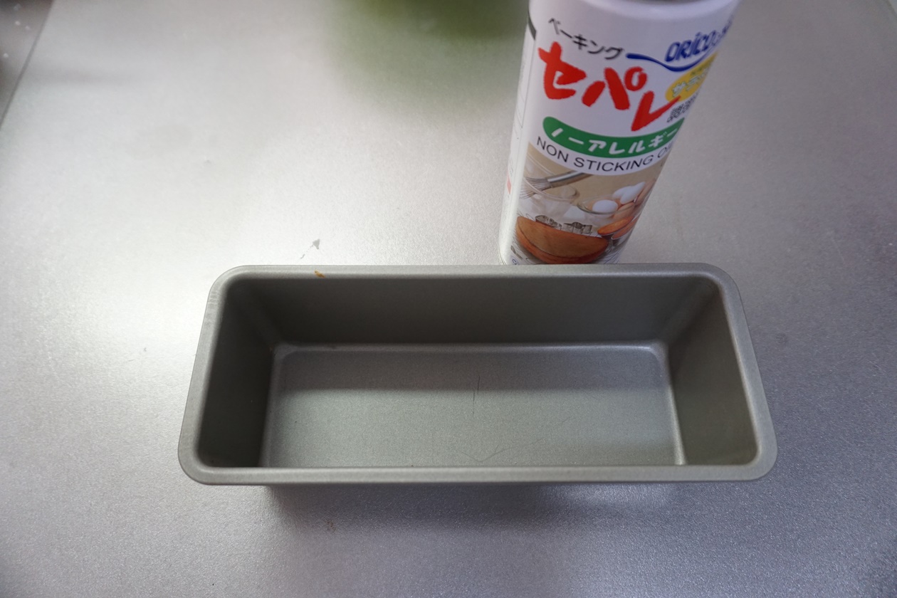 ベンチタイム中、食パン型に油脂（分量外）を塗ります。私はスプレータイプのオイルを使っています。