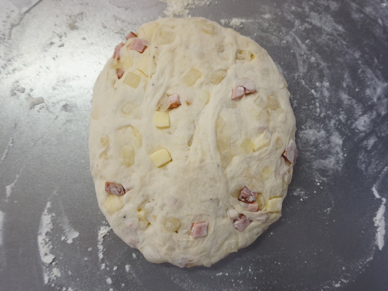 生地を捏ね台に出し、ガス抜き用めん棒で気泡を中央から外に逃がすようにして、長方形にします。