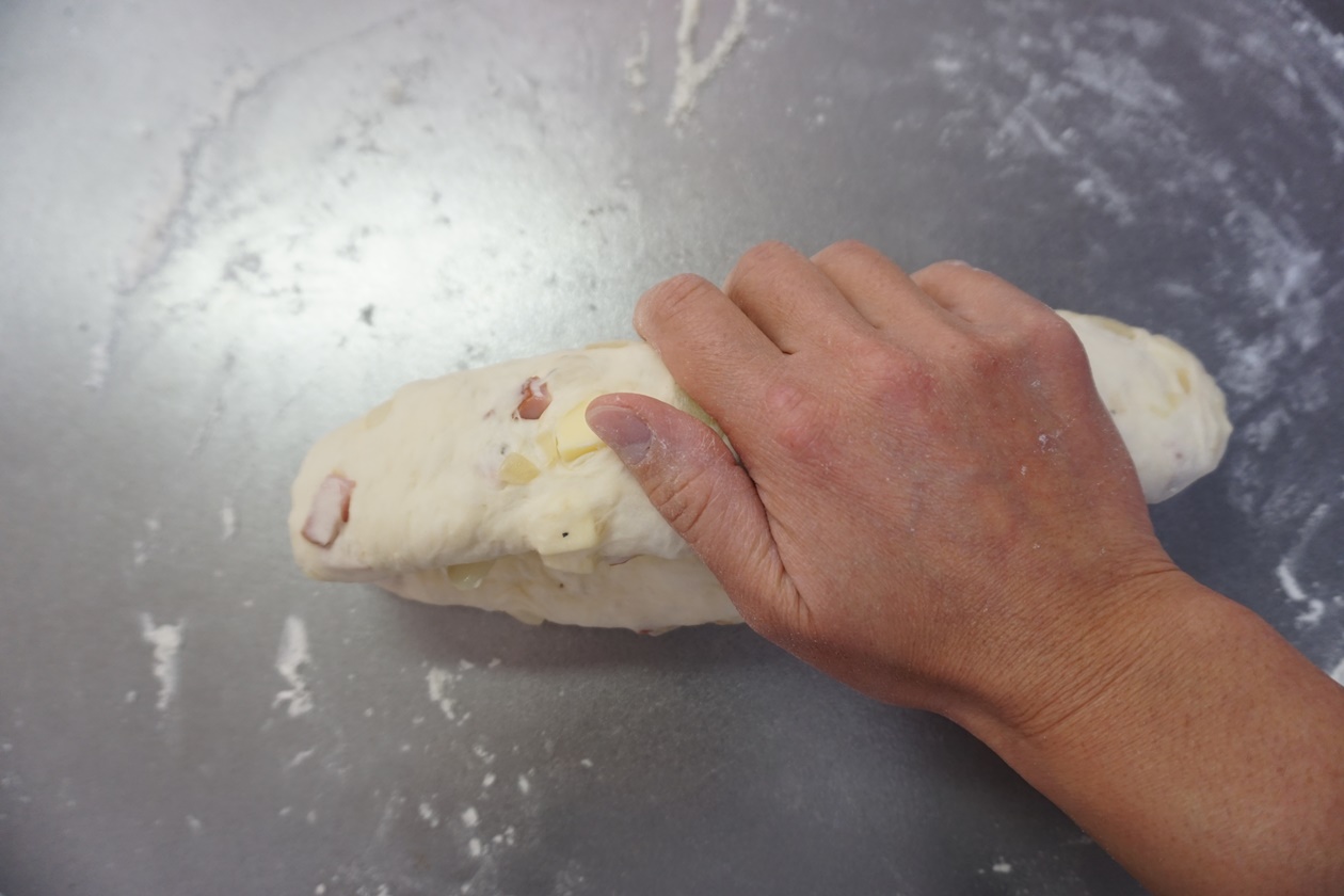 形を整えるため、軽く転がします。