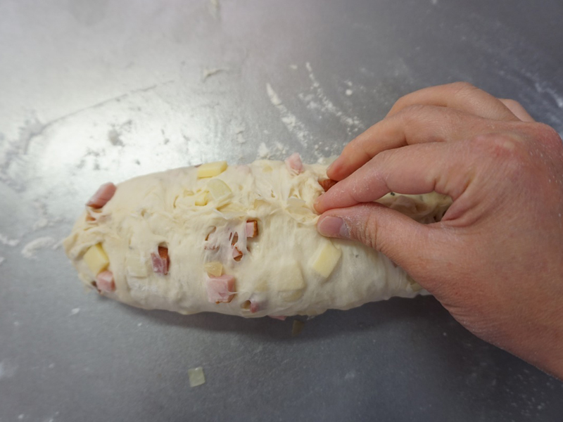 とじ目を閉じます。