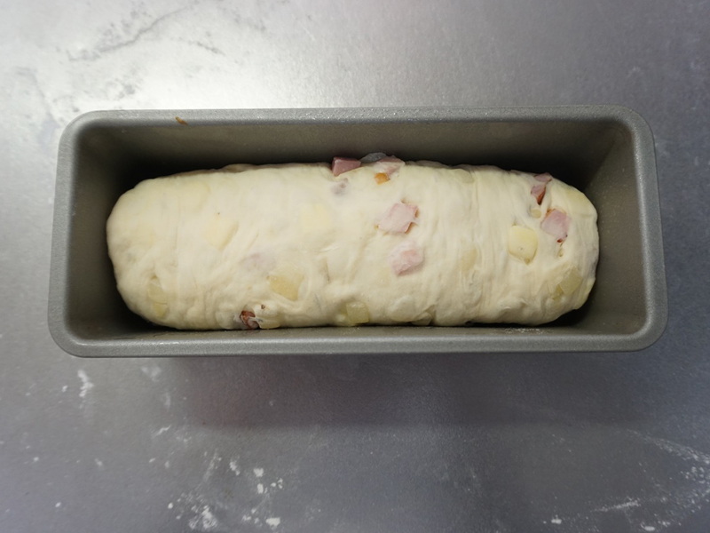 油脂を塗ったパウンド型にとじ目を上にして入れます。