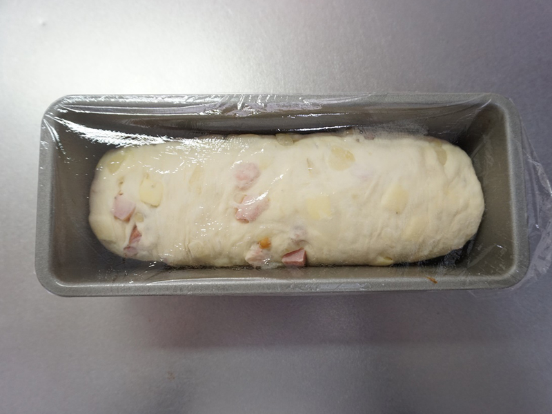 二次発酵：ラップをして、暖かい場所で9分目になるまで発酵します。夏場は常温で、冬場はオーブンの発酵機能（35℃）で約50分程度が目安です。