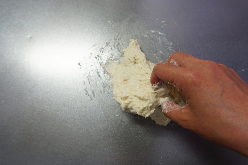 生地をつかんでは台に叩きつける動作を3分程度繰り返します。