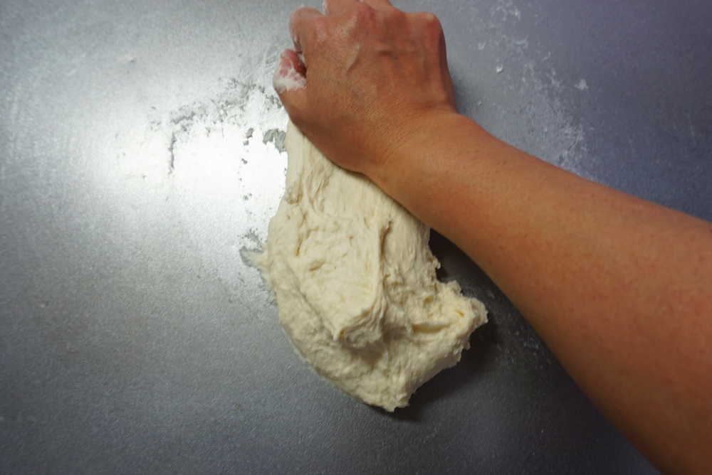 手のひらを使って、台にこすりつけるように8分程度捏ねます。