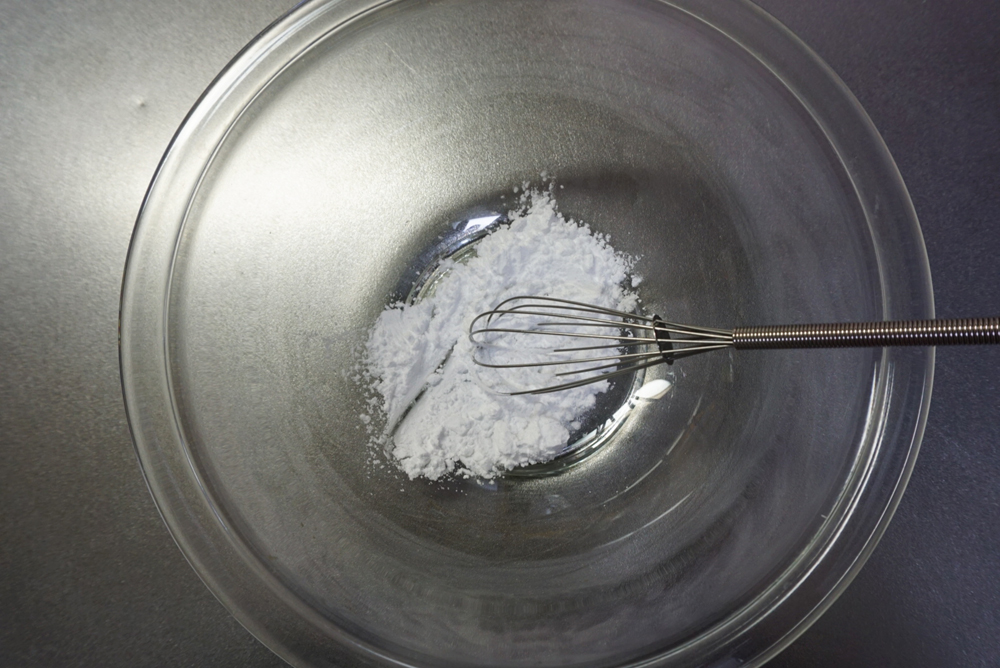 【ミルククリーム作り】コーンスターチを耐熱容器に入れ、粉っぽさを取るため、600wで40秒加熱します。