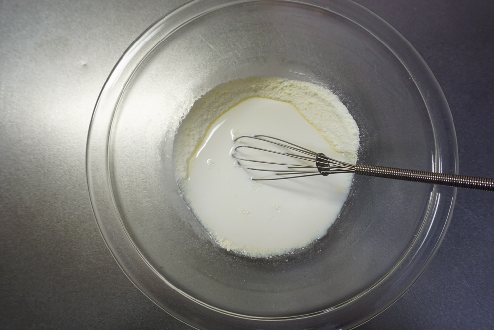 牛乳を加え、混ぜます。 600wのレンジで1分加熱します。