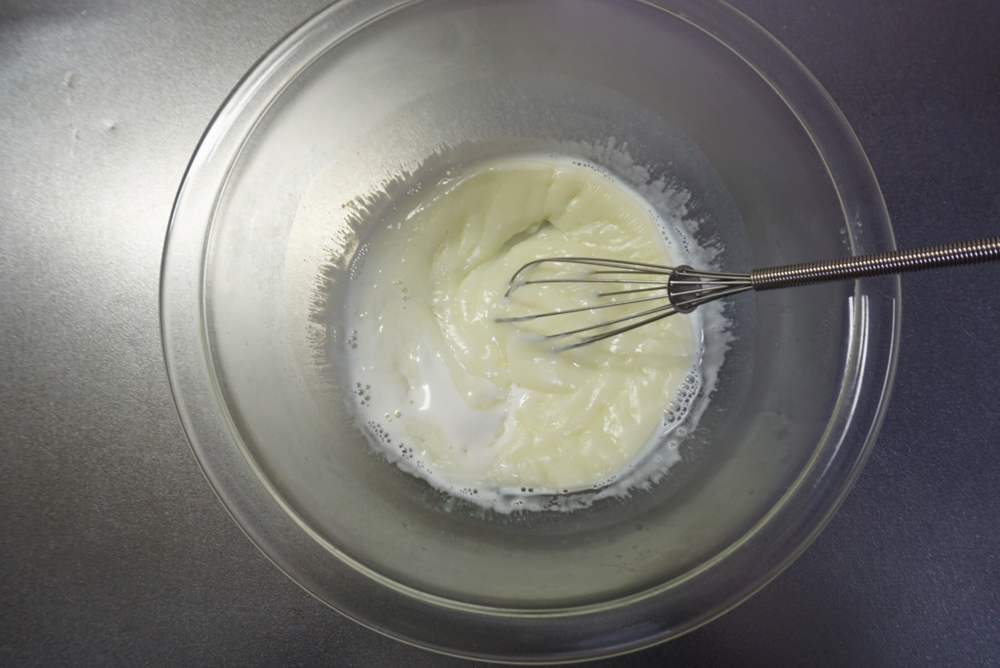 よく混ぜます。 まだ固まり始めていない場合は、20秒ずつ過熱します。