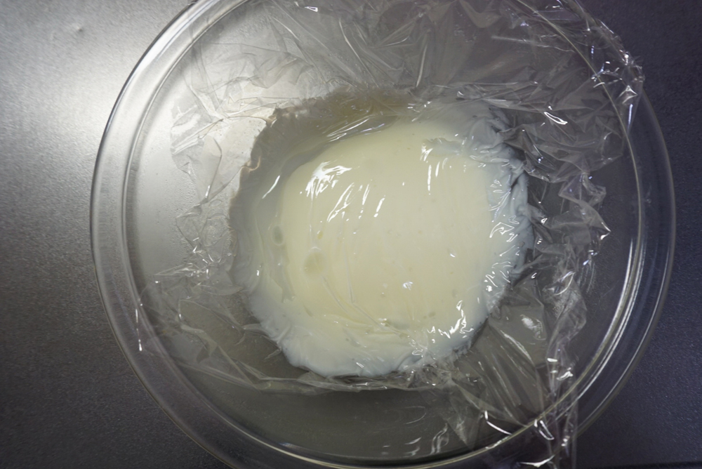 お好みでバターを加え、よく混ぜます。 ラップを密着させ、冷まします。