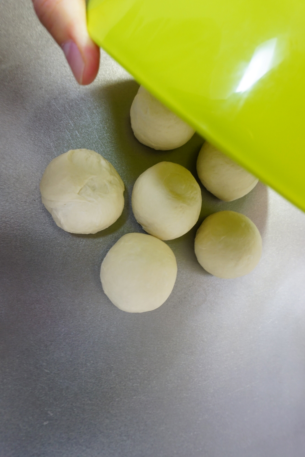 【生地作り】ベンチ：生地を6等分し、乾燥しないように15分置きます。