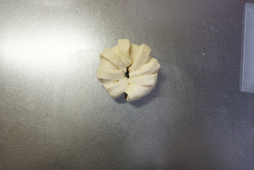 端と端をあわせます。