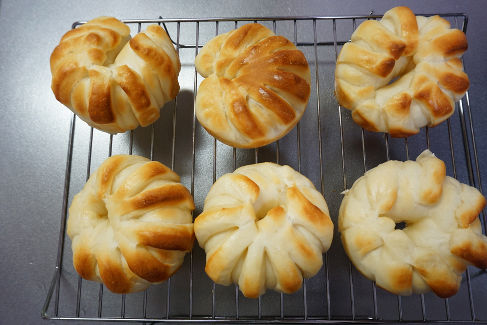 ケーキクーラーなどに乗せて粗熱を取ります。