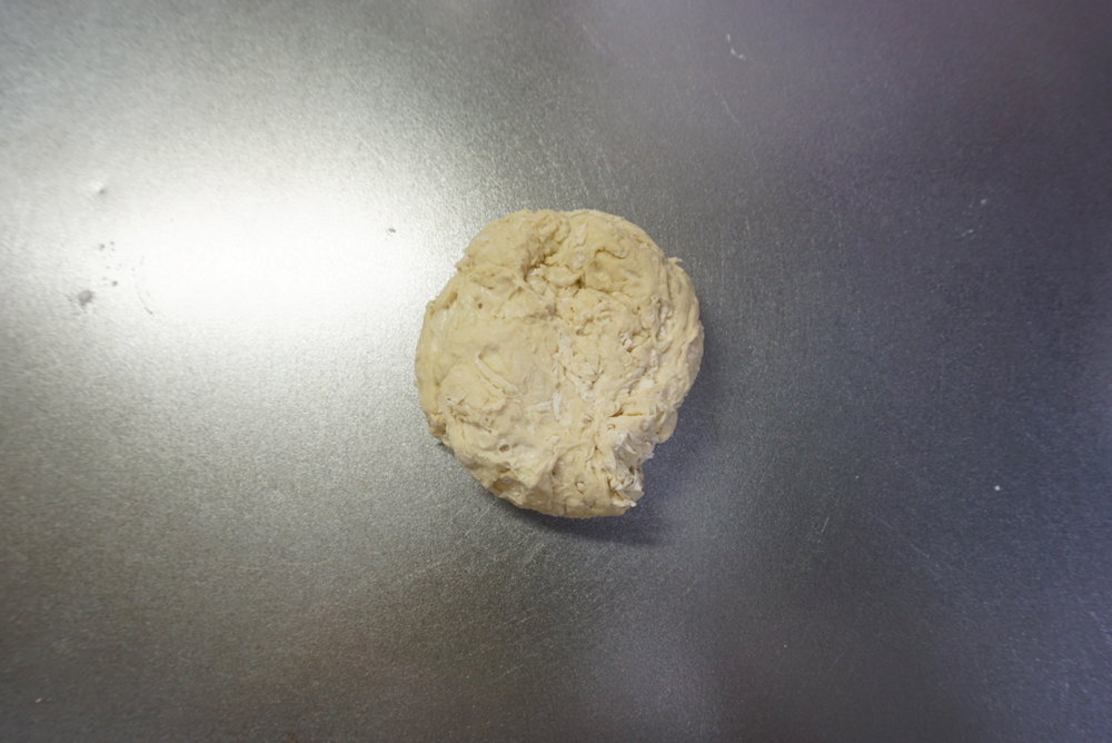 生地の状態を見て、水分を追加します。 ある程度まとまったところで台に出します。