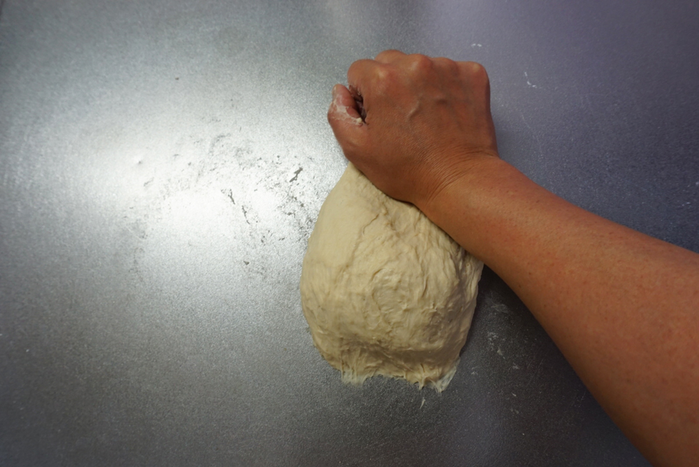台にこすりつけるように6分ぐらい捏ねます。