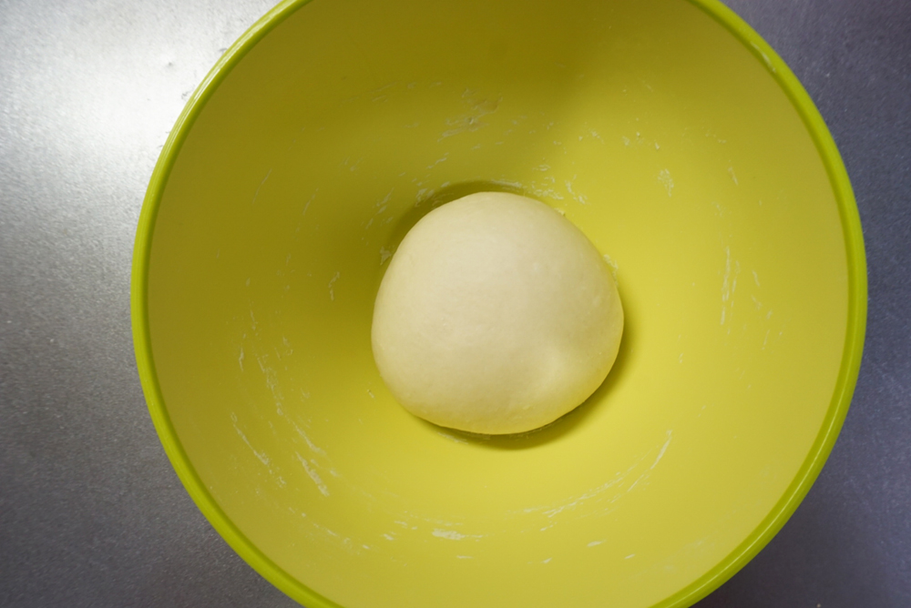 表面がつるんとするまで捏ねたら、丸くまとめてボウルに入れます。