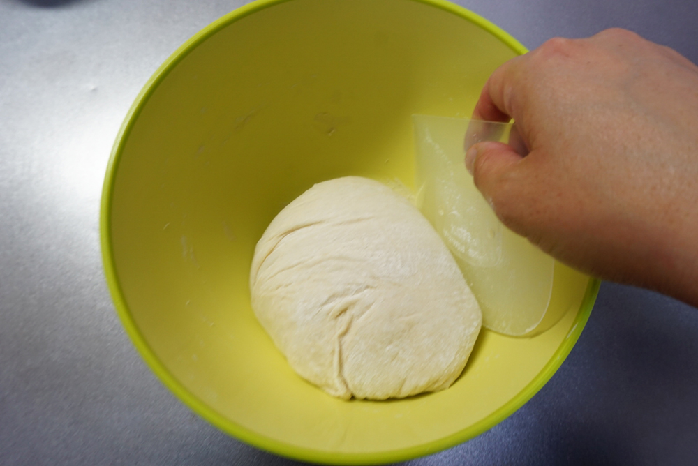 パンチ：ボウルから生地をすくうようにカードを一周させます。