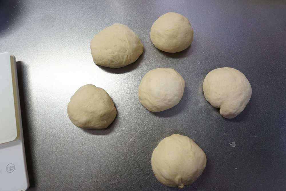 6個に分割して軽く丸めます。